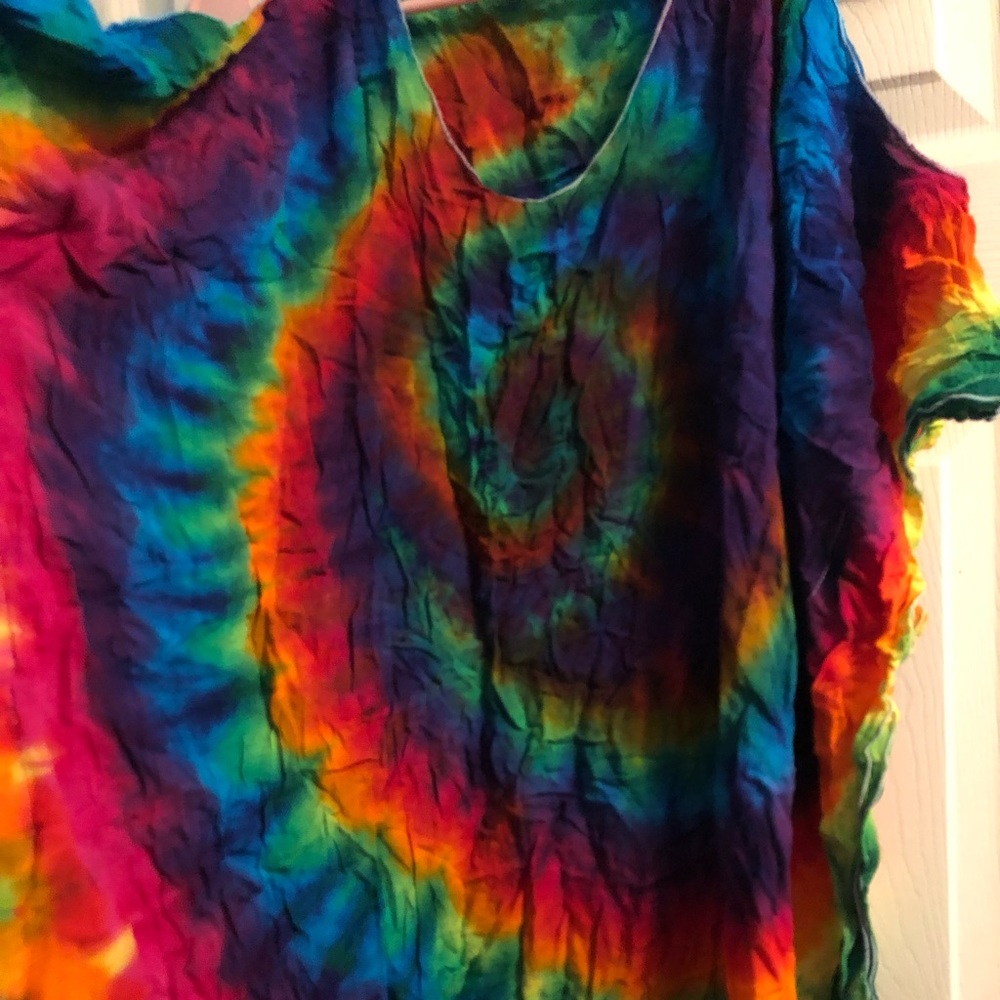 Tie dye cold shoulder top. One size.